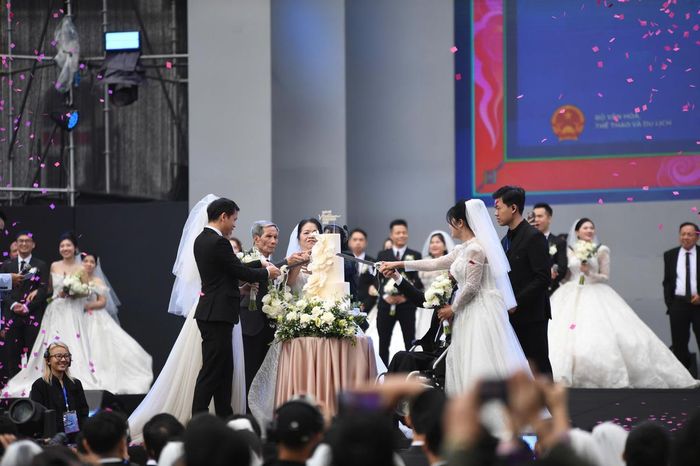 Họ cùng nhau cắt bánh. Ảnh: Phạm Sỹ.