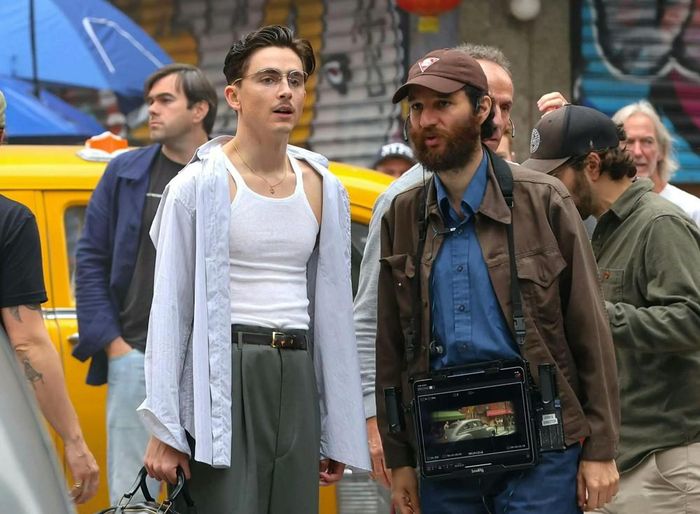 Đạo diễn Josh Safdie (phải) và Timothee Chalamet trên phim trường “Marty Supreme”