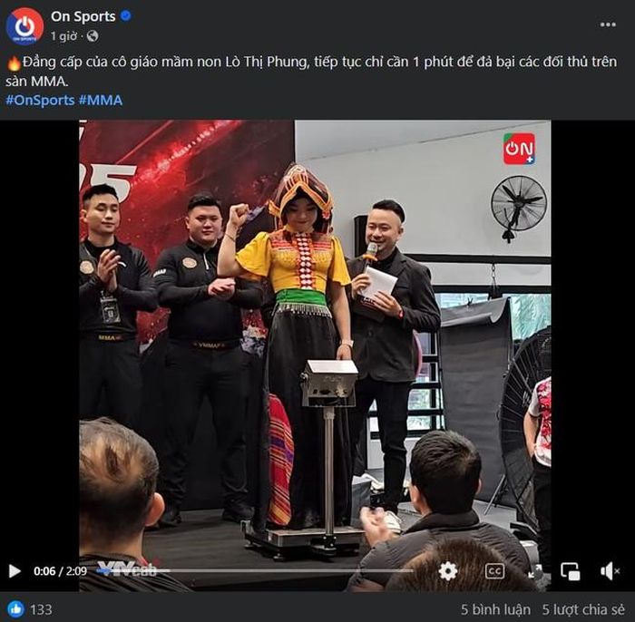 Lò Thị Phung thường đem bộ quần áo truyền thống lên sàn face-off