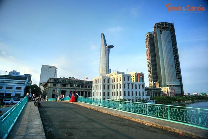 Là địa điểm chụp ảnh cưới nổi tiếng. Cầu Mống được nhiều cặp đôi chọn làm bối cảnh nhờ nét cổ điển và tầm nhìn thoáng đãng.