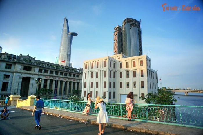 Cầu gắn liền đời sống người dân. Từ chỗ chỉ phục vụ giao thông, cầu Mống đã trở thành không gian sinh hoạt và thư giãn quen thuộc của người Sài Gòn.