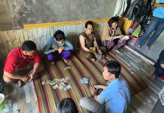 Nhóm đối tượng cùng tang vật bị bắt giữ.