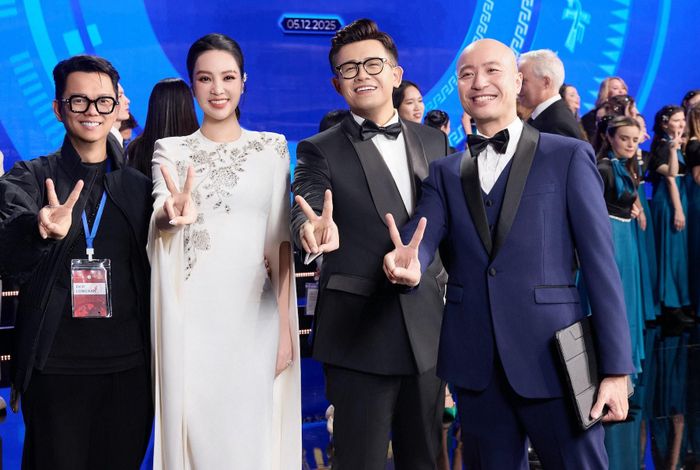 MC Thụy Vân bên MC Đức Bảo và nhạc trưởng Đồng Quang Vinh.