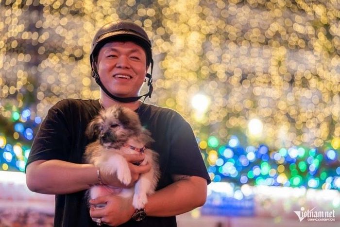 Bức tượng Đức Mẹ Hòa Bình nổi bật trước mặt tiền nhà thờ.