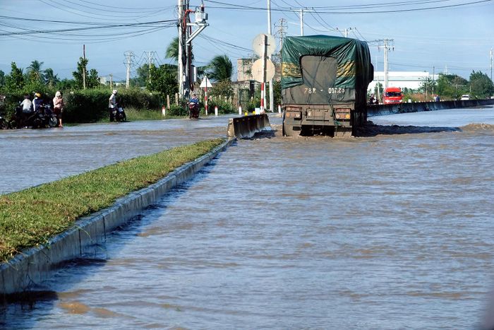 Nước ngập QL 1A đoạn cầu Ông Tầm. Ảnh: N. Lân