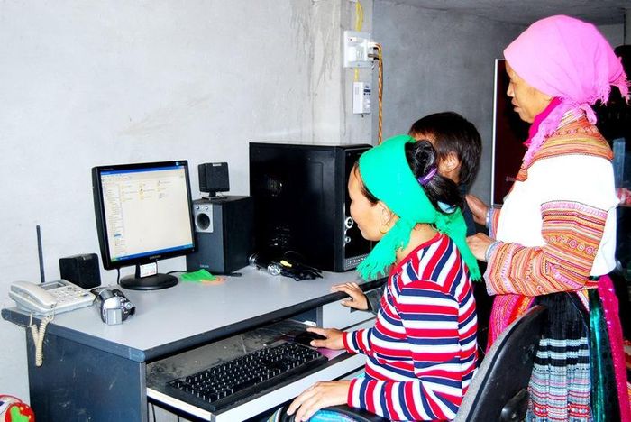 Nhờ trồng dứa và chuối xuất khẩu, đời sống bà con người Mông ở vùng biên giới Bản Lầu ngày càng được nâng cao cả về vật chất và tinh thần. Bà con chung tay cùng bộ đội Biên phòng xây dựng biên giới hòa bình, vững chắc. Ảnh: Quốc Hồng