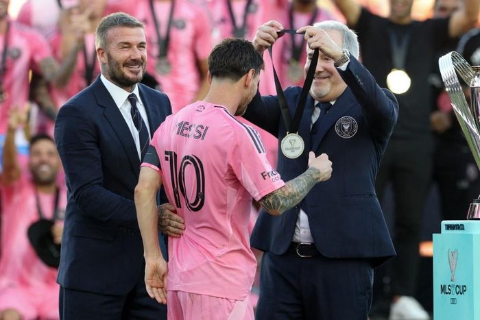  Messi mang phép màu trên sân, còn Beckham kiến tạo mọi thứ phía sau, tạo nên hành trình đổi đời hiếm có trong bóng đá hiện đại. 