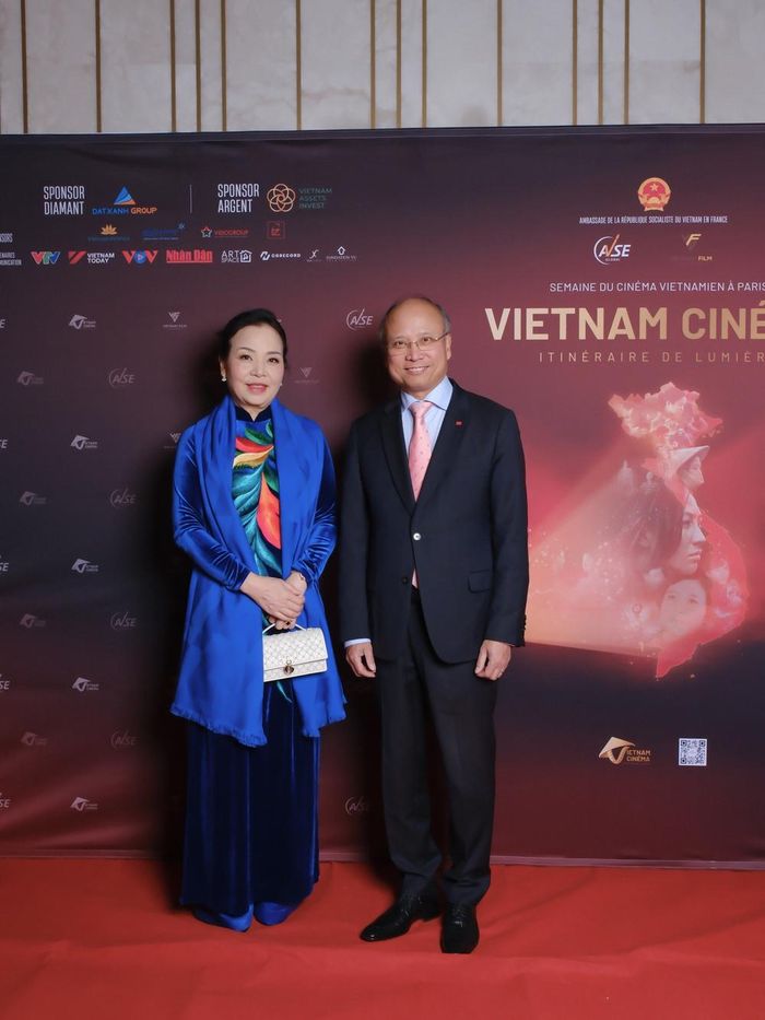 Đại diện Ban Tổ chức “Tuần lễ Điện ảnh Việt Nam - Hành trình ánh sáng” - Đại sứ Đinh Toàn Thắng và TS Ngô Phương Lan - Chủ tịch Hiệp hội Xúc tiến Điện ảnh Việt Nam