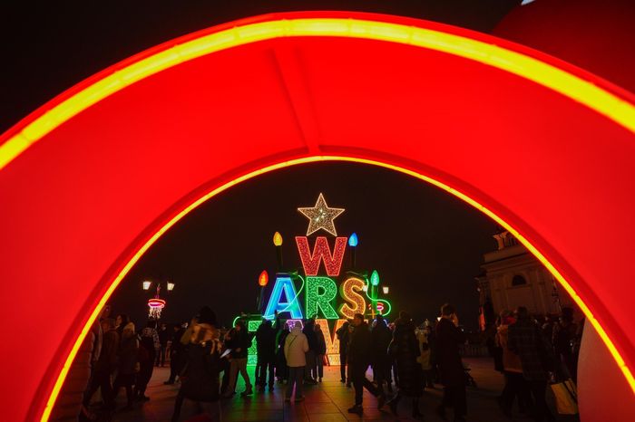 Đường phố được trang hoàng đón Giáng sinh tại Vacsava, Ba Lan