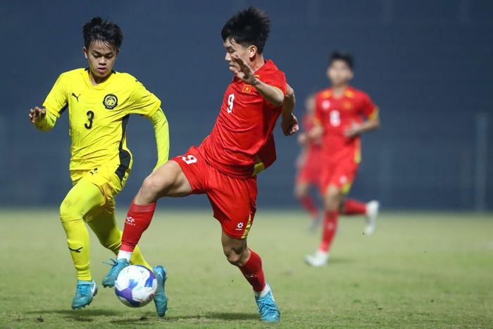 U17 Malaysia (áo vàng) không thể giành vé dự VCK U17 châu Á 2026.Ảnh: VFF
