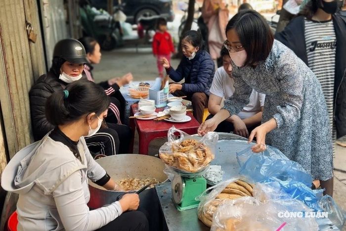 Bánh cuốn Mão Điền là món quà chiều quen thuộc.