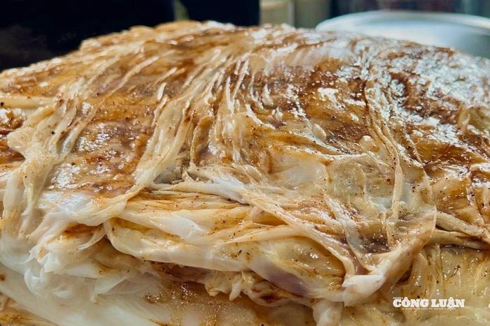 Bánh cuốn đỏ đặc trưng với lớp mỡ vàng óng.