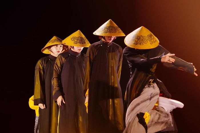 Tiết mục Dance mang lại chiến thắng đầu tiên cho các tân binh trước nhóm nhạc đến từ Thái Lan