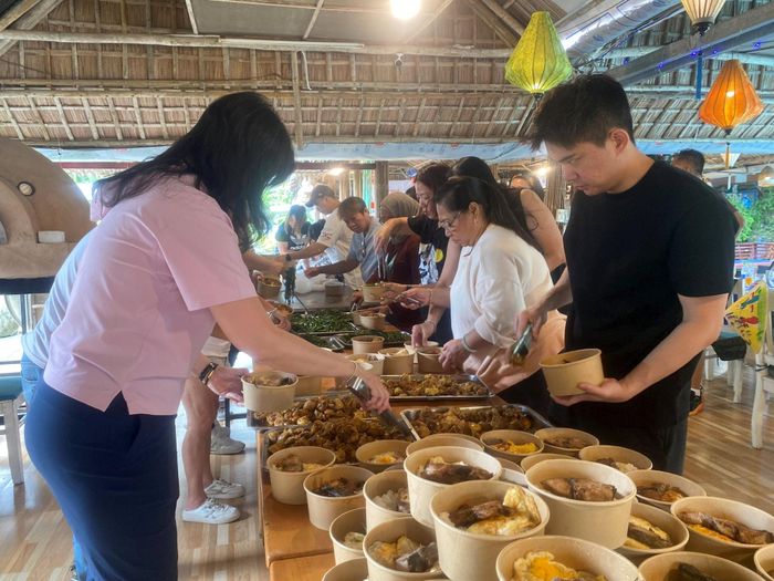 Mỗi hộp cơm gồm 4 món ăn đầy đủ chất dinh dưỡng được du khách Singapore chuẩn bị. Ảnh: KHÁNH LINH