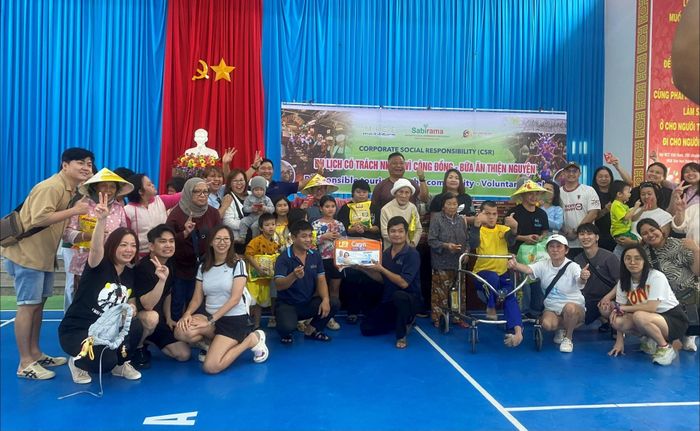 Các du khách Singapore vui vẻ tham gia chương trình “Bữa ăn thiện nguyện - Kết nối yêu thương”. Ảnh: KHÁNH LINH