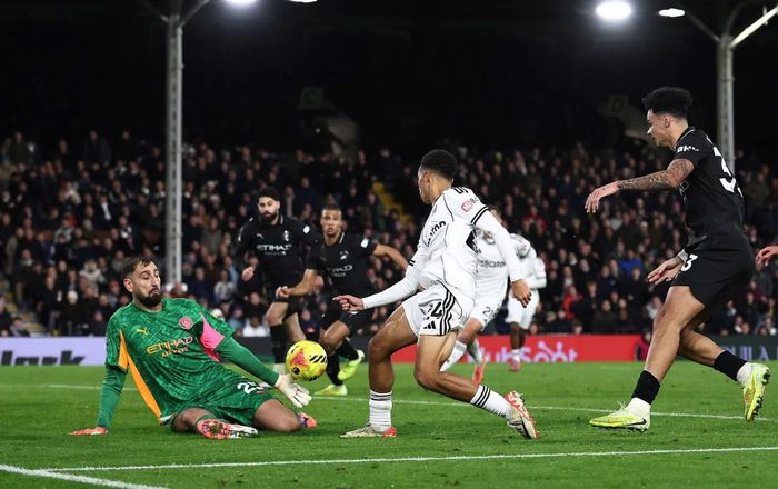Thủ môn Donnarumma (Manchester City) trong pha truy cản một pha dứt điểm của tiền đạo Josh King (Fulham). Ảnh: Reuters