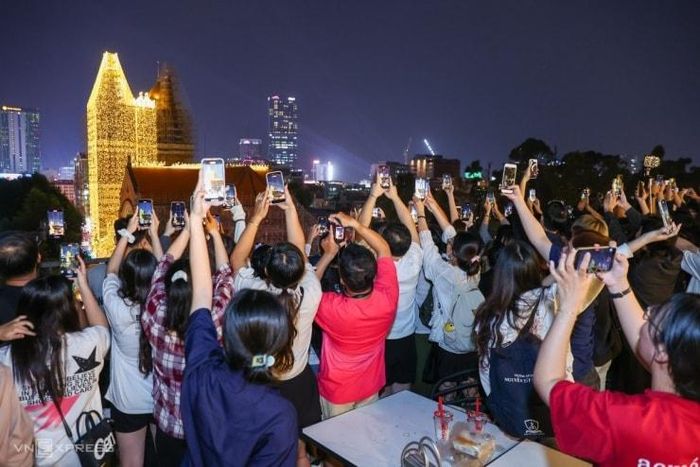 Nhiều khách nước ngoài cũng hòa mình vào không khí lễ hội, dạo phố và ngắm cảnh trung tâm thành phố về đêm.