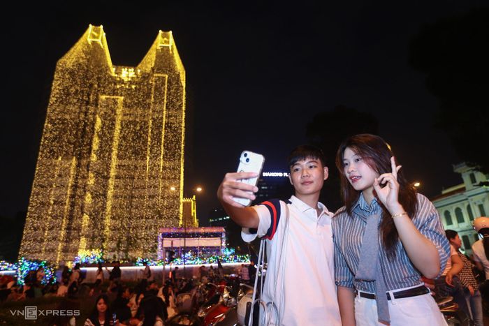 Càng về đêm, lượng người đổ về nhà thờ càng đông đúc.