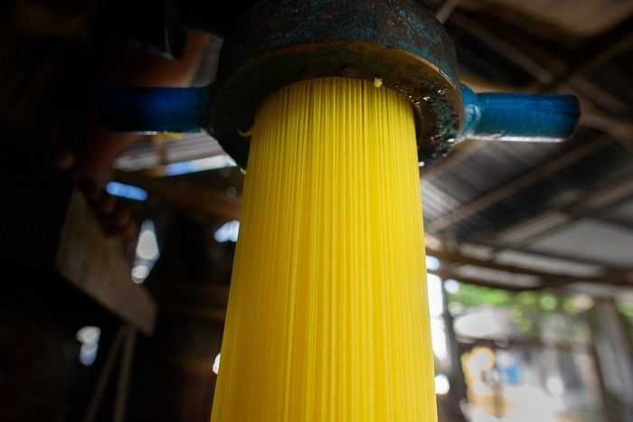 Bún, mì được làm thủ công, chỉ có khâu ép sợi mới dùng đến máy.
