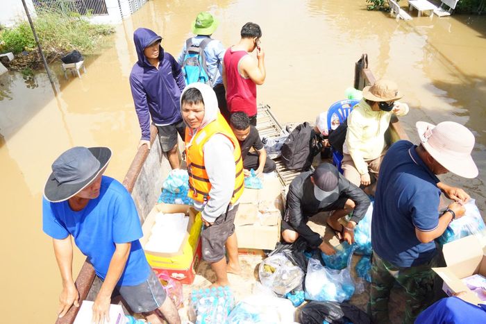 Những chuyến xe tình làng nghĩa xóm