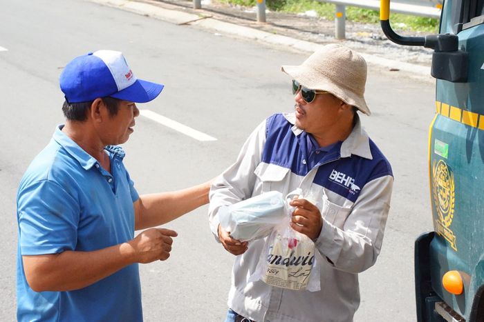 Anh Hải trao đổi tuyến đường trao cơm cho bà con