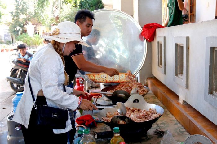 Tích cực nấu ăn để hỗ trợ bà con