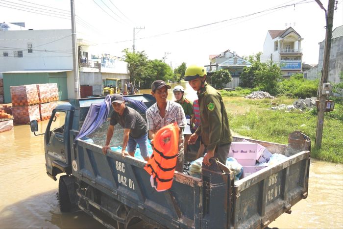 Xe ben được tận dụng để lo những bữa ăn cho người dân