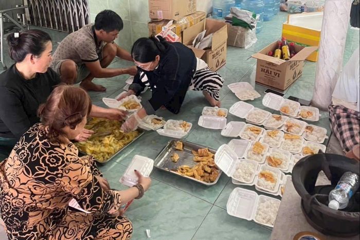 Chuẩn bị cơm trưa và chiều cho bà con vùng lũ