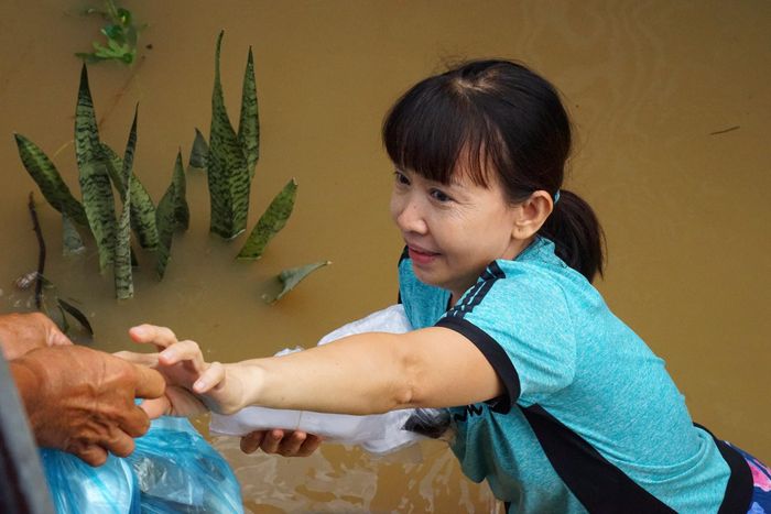 Sẻ chia trong mưa lũ