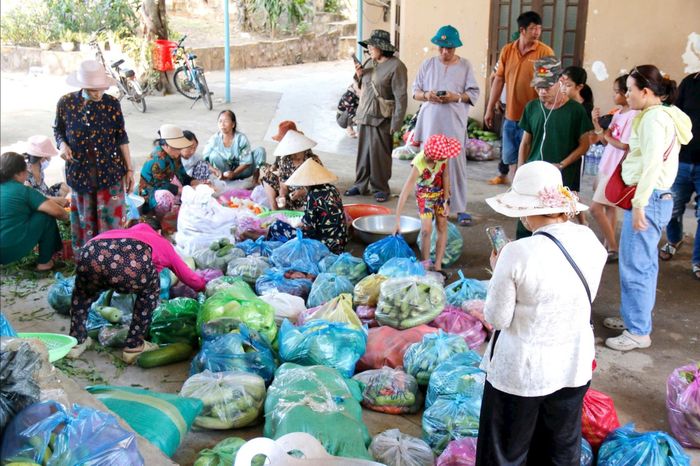 Người dân Bình Phước thương người Lâm Đồng bằng cả trái tim