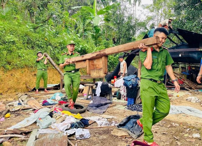 Chiến sĩ Công an Đà Nẵng hỗ trợ người dân dựng lại nhà sau mưa lũ. Ảnh: Chí Đại.