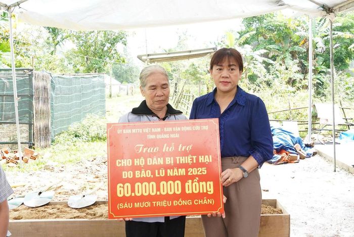 Lãnh đạo Ủy ban MTTQ Việt Nam tỉnh Quảng Ngãi hỗ trợ 60 triệu đồng cho gia đình bà Hồ Thị Hương. Ảnh: Chí Đại.