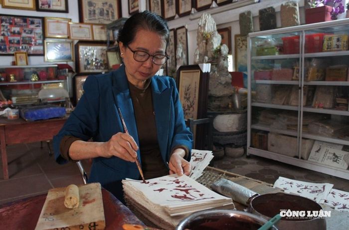 Bà Nguyễn Thị Oanh là một trong ba nghệ nhân còn lại của làng tranh Đông Hồ. Ảnh: T.Toàn