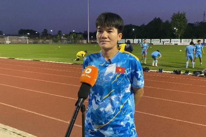 Hậu vệ Trần Thị Thu trả lời truyền thông trước buổi tập