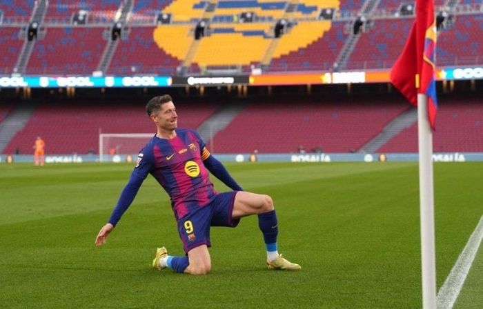Barca vẫn chưa bỏ quyết định sẽ giữ chân tiền đạo người Ba Lan (Ảnh: GOAL)