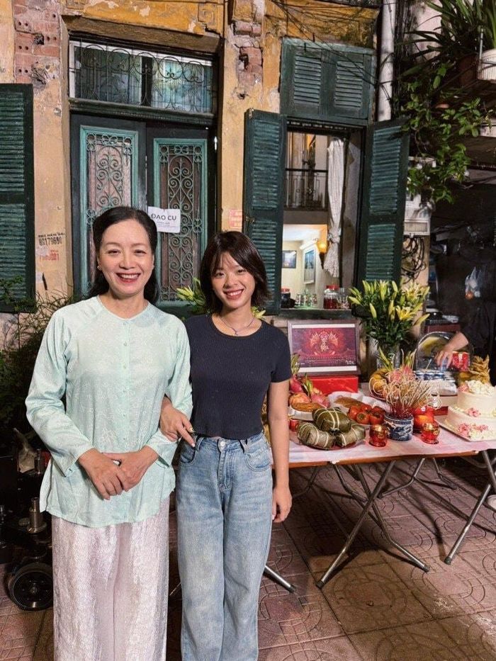 Nhiều khán giả nhận xét Hồng Khanh có nhiều nét giống mẹ thời trẻ.