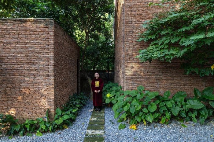 Nghệ sĩ Xuân Hinh và chiếc xe quen thuộc.