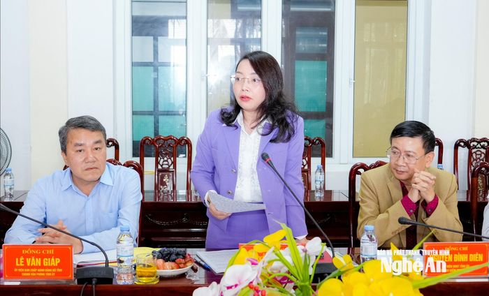 Phó Trưởng ban Tuyên giáo và Dân vận Tỉnh ủy Nguyễn Thị Thơm góp ý vào báo cáo kiểm điểm. Ảnh: Phạm Bằng