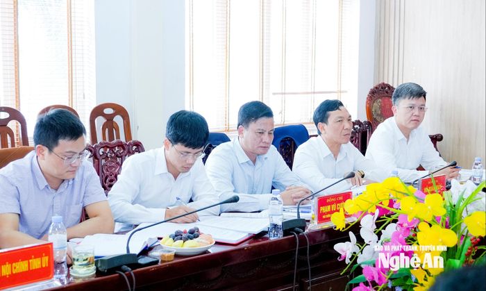 Tập thể lãnh đạo, quản lý Ban Nội chính Tỉnh ủy dự kiểm điểm. Ảnh: Phạm Bằng