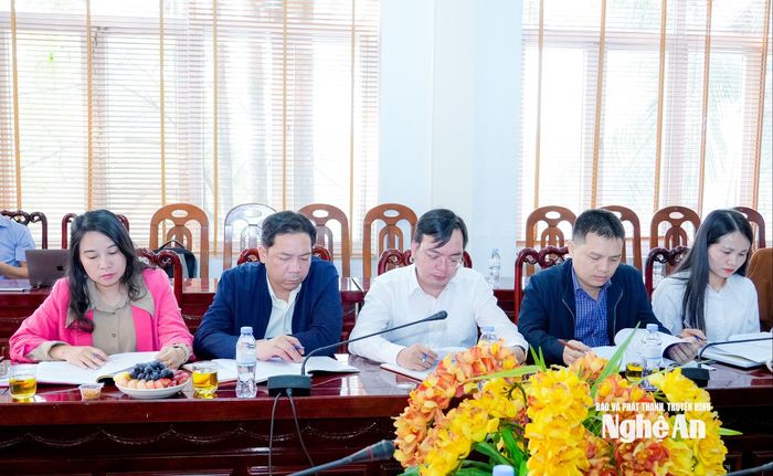 Tập thể lãnh đạo, quản lý Ban Nội chính Tỉnh ủy dự kiểm điểm. Ảnh: Phạm Bằng