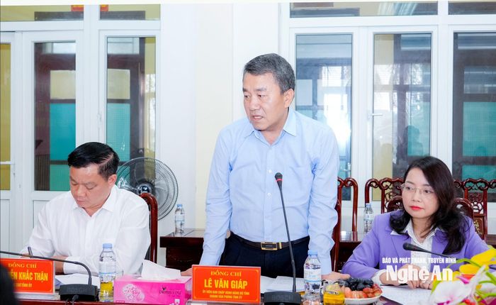 Chánh Văn phòng Tỉnh ủy Lê Văn Giáp góp ý vào báo cáo kiểm điểm. Ảnh: Phạm Bằng