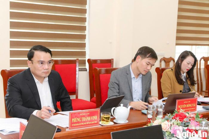 Đồng chí Phùng Thành Vinh - Ủy viên Ban Chấp hành Đảng bộ tỉnh, Phó Chủ tịch UBND tỉnh Nghệ An dự và chỉ đạo hội nghị kiểm điểm tập thể, cá nhân BTV Đảng ủy xã Tương Dương. Ảnh: Đình Tuân