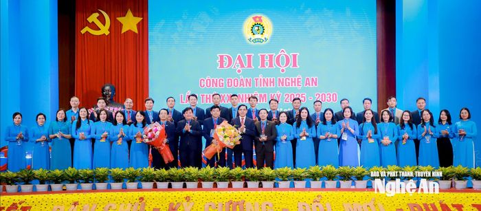 Các đồng chí: Nguyễn Xuân Hùng - Phó Chủ tịch Tổng Liên đoàn Lao động Việt Nam; Võ Trọng Hải - Phó Bí thư Tỉnh ủy, Chủ tịch UBND tỉnh tặng hoa chúc mừng Ban Chấp hành, Ban Thường vụ và các Ủy viên UBKT Liên đoàn Lao động tỉnh khóa XX. Ảnh: Thành Duy
