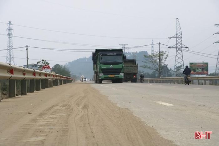  Mỗi ngày có hàng trăm lượt xe chở cát từ các bãi tập kết dọc ven sông Lam. Trong quá trình vận chuyển, cát rơi vãi xuống mặt đường nhưng không được thu gom, khiến tình trạng ô nhiễm kéo dài trong thời gian qua và ngày càng trở nên nghiêm trọng. 