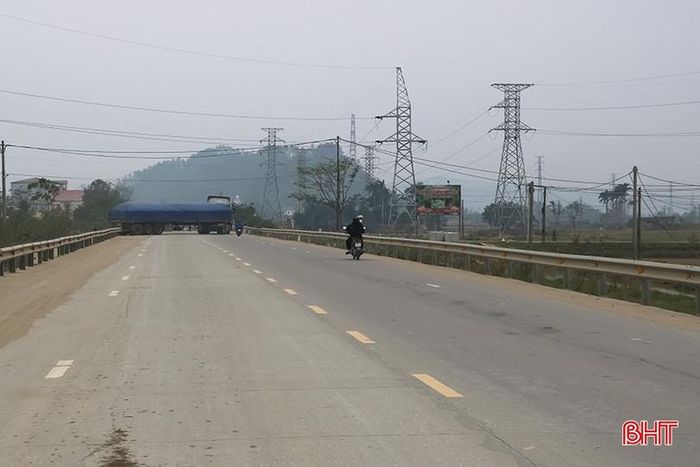  Trước thực trạng này, người dân đề nghị các cơ quan chức năng và chính quyền địa phương tăng cường kiểm tra, xử lý các phương tiện không chấp hành quy định che chắn khi vận chuyển vật liệu. Đồng thời sớm triển khai biện pháp khắc phục nhằm đảm bảo an toàn giao thông và cải thiện môi trường trên tuyến quốc lộ 1. 