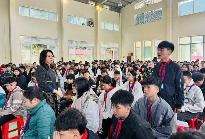 Truyền thông phòng, chống tác hại thuốc lá cho học sinh tại Trường Phổ thông Dân tộc nội trú THCS Quan Sơn.
