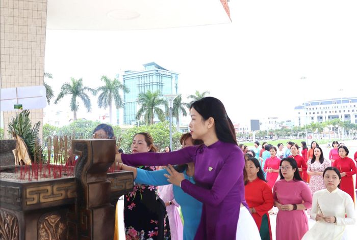 Đoàn đại biểu Phụ nữ thành phố Đà Nẵng dâng hương các anh hùng liệt sĩ. Ảnh: NGỌC HÀ