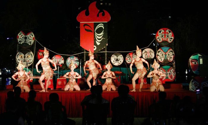 Tiết mục biểu diễn trong chương trình "Tuồng xuống phố" ở bờ đông cầu Rồng thu hút đông đảo người dân và du khách. Ảnh: NGỌC HÀ