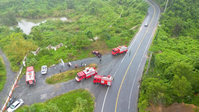 Cán bộ chiến sĩ cùng phương tiện được huy động diễn tập trên bán đảo Sơn Trà. Ảnh: Đ.KHÔI
