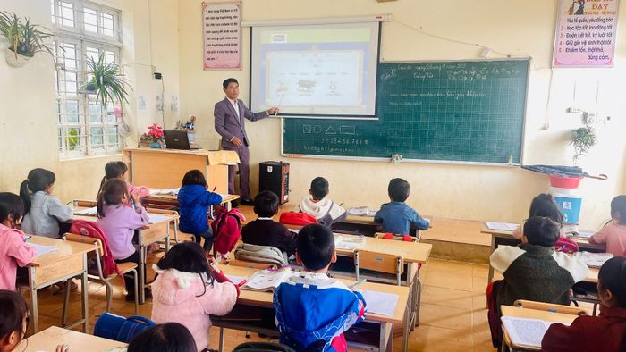 Tiết học của thầy giáo Hoàng Văn Hanh luôn được học sinh chăm chú lắng nghe.